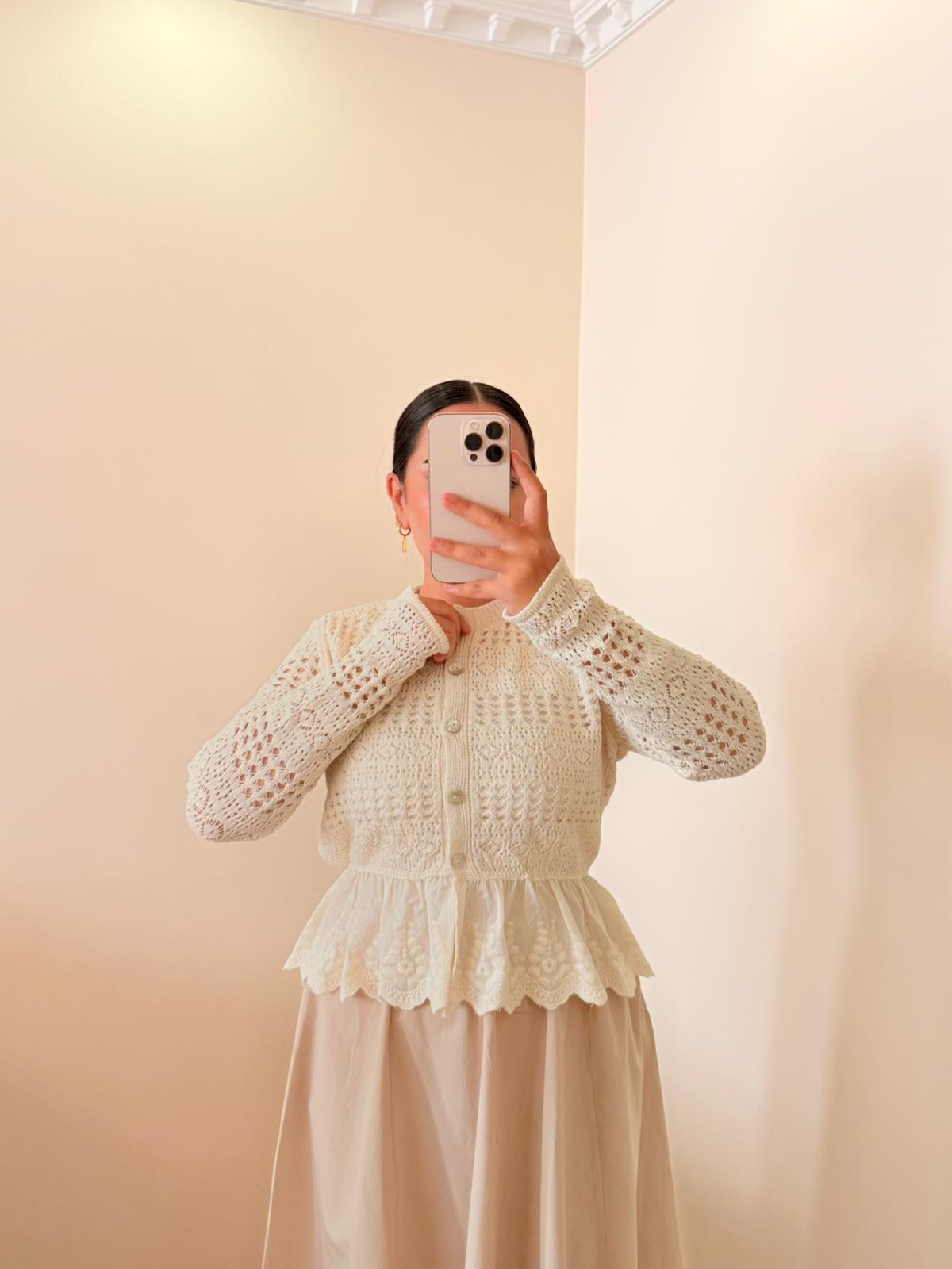 Zarif Örgü ve Dantel Detaylı Hırka