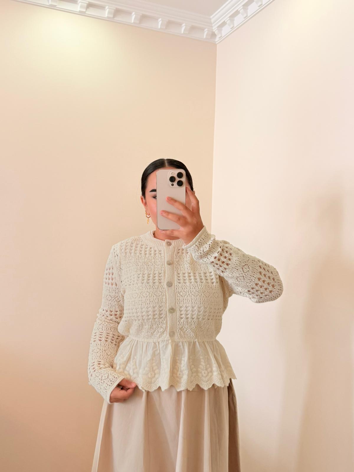 Zarif Örgü ve Dantel Detaylı Hırka