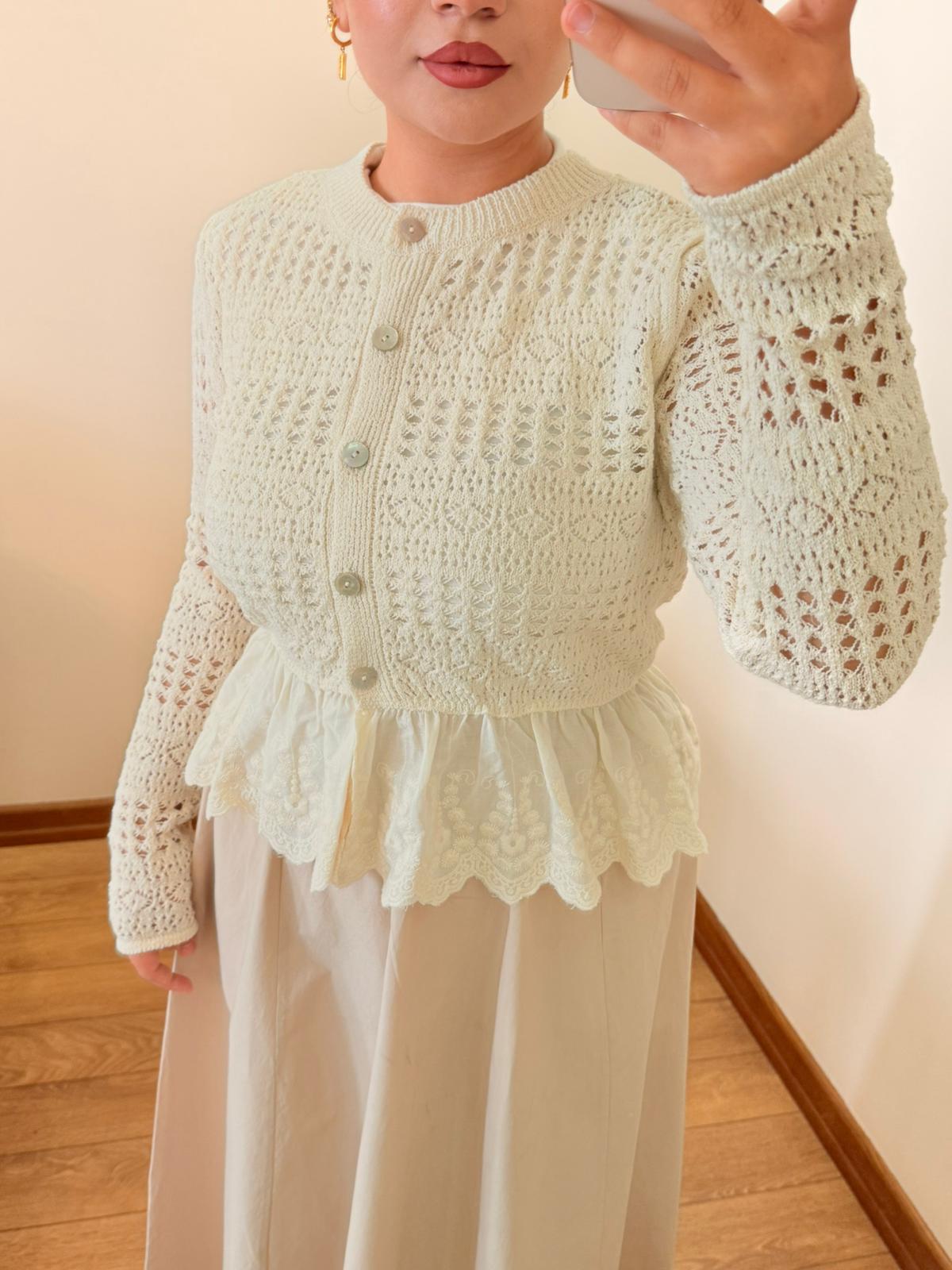 Zarif Örgü ve Dantel Detaylı Hırka