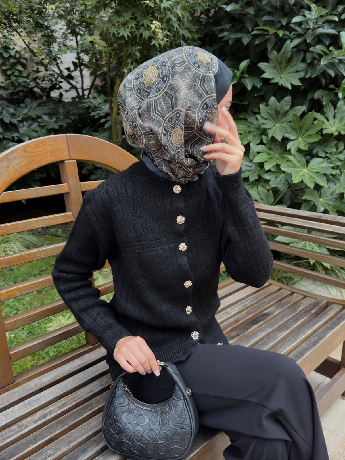 Yün Karışımlı Siyah Hırka